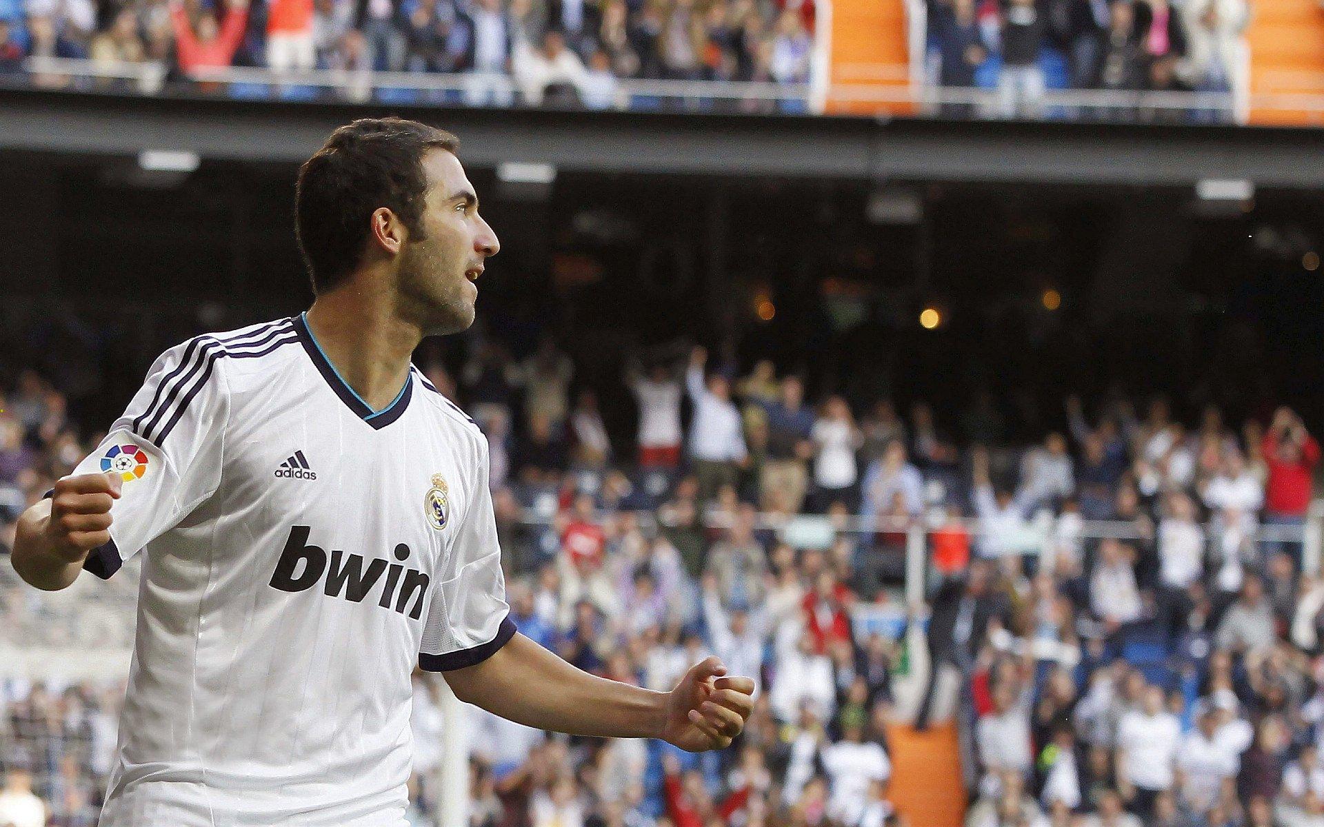 欧冠巅峰对决，皇家马德里绝杀拜仁慕尼黑，第15次捧起大耳朵杯